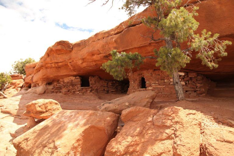 hiking in canyonlands national park aztec butte