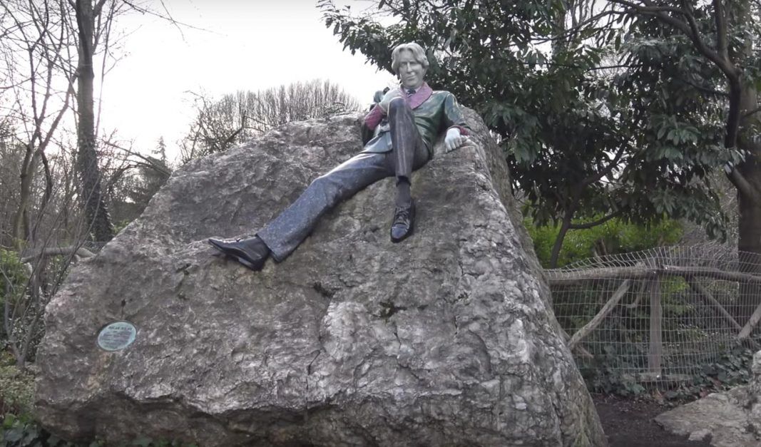 statue of oscar wild
