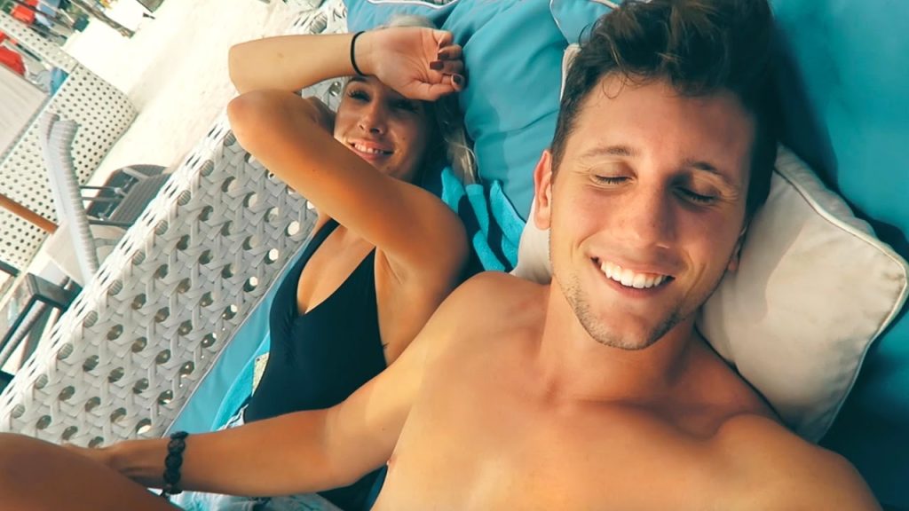 I WOULDN'T SAY I LOVE YOU – AWKWARD FIRST DATES STORIES